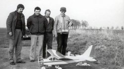 1985 - ( zleva ) Standa Frank,  Víťa Remta, Mirek Kalous, Olda kaška. Univerzální model na házení bonbónů (rozpětí 2150mm, hmotnost 5500g, motor HP61) Standa Frank