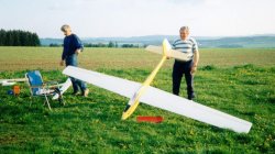 2002 - Zdeněk Krejsa se svým větroněm a asistentem Standou Frankem